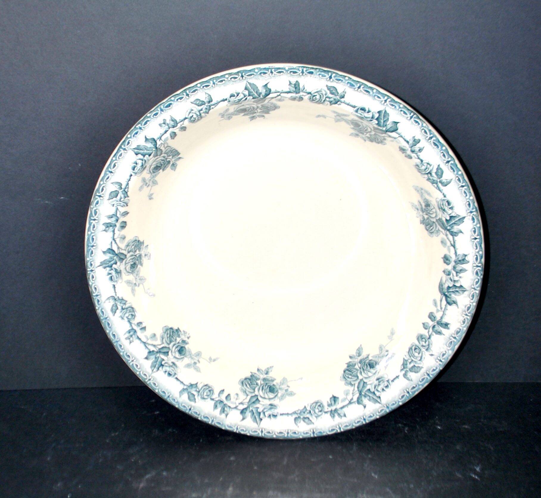 Choisy-le-Roi flat hollow salad decorated with blue and green roses by Hippolyte Boulenger.