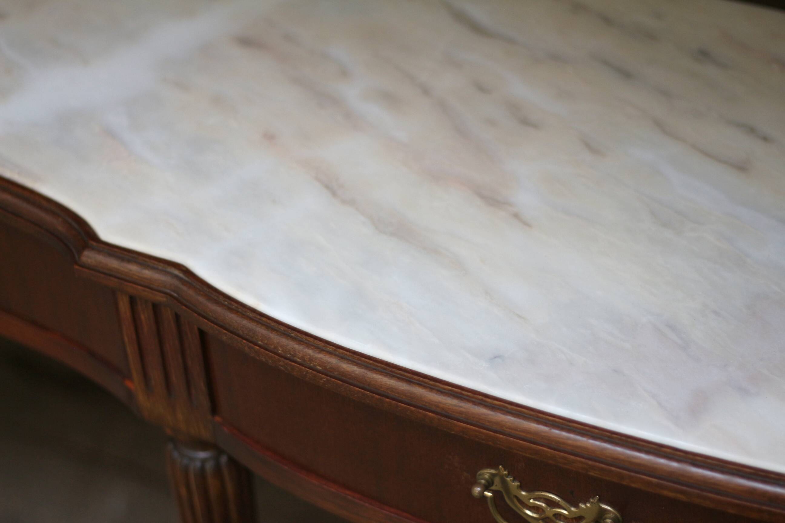 Superb mahogany and marble console table (early 20th century).