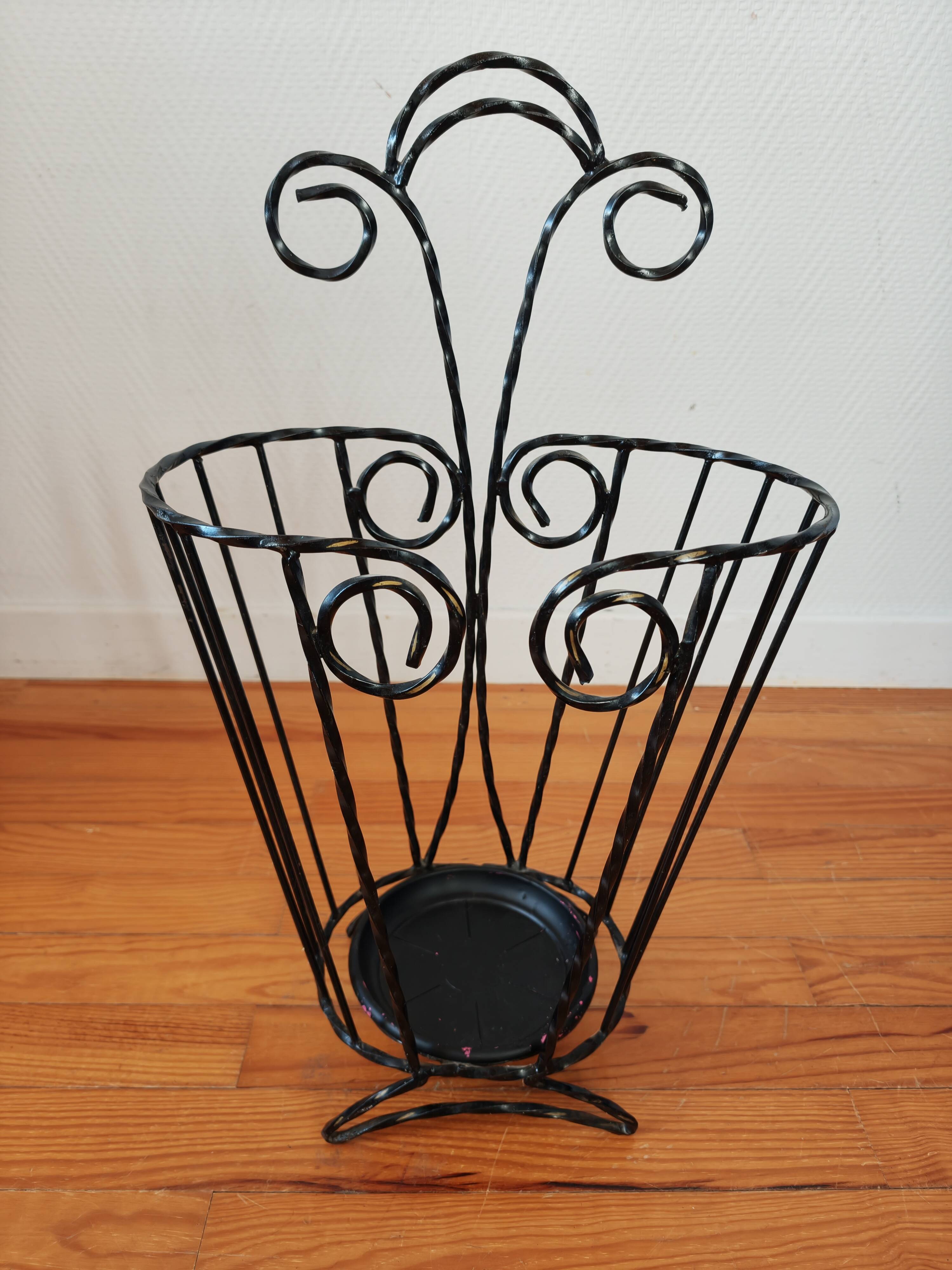 Porte-parapluie vintage en fer torsadé – années 60