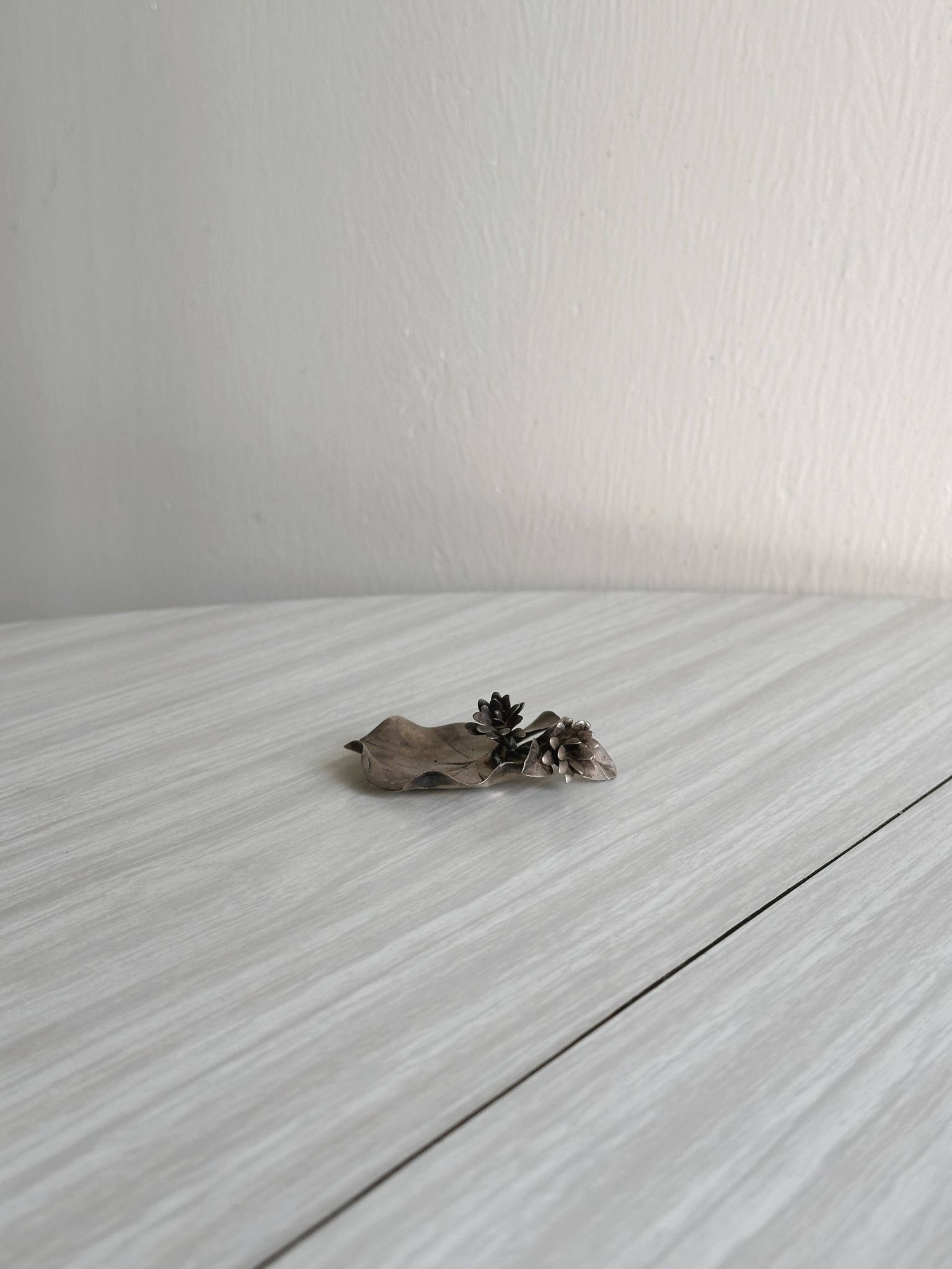 Petit vide-poche en métal argenté