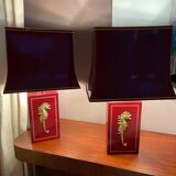 Paire de lampes de table en bois laqué bordeaux et hippocampe en laiton