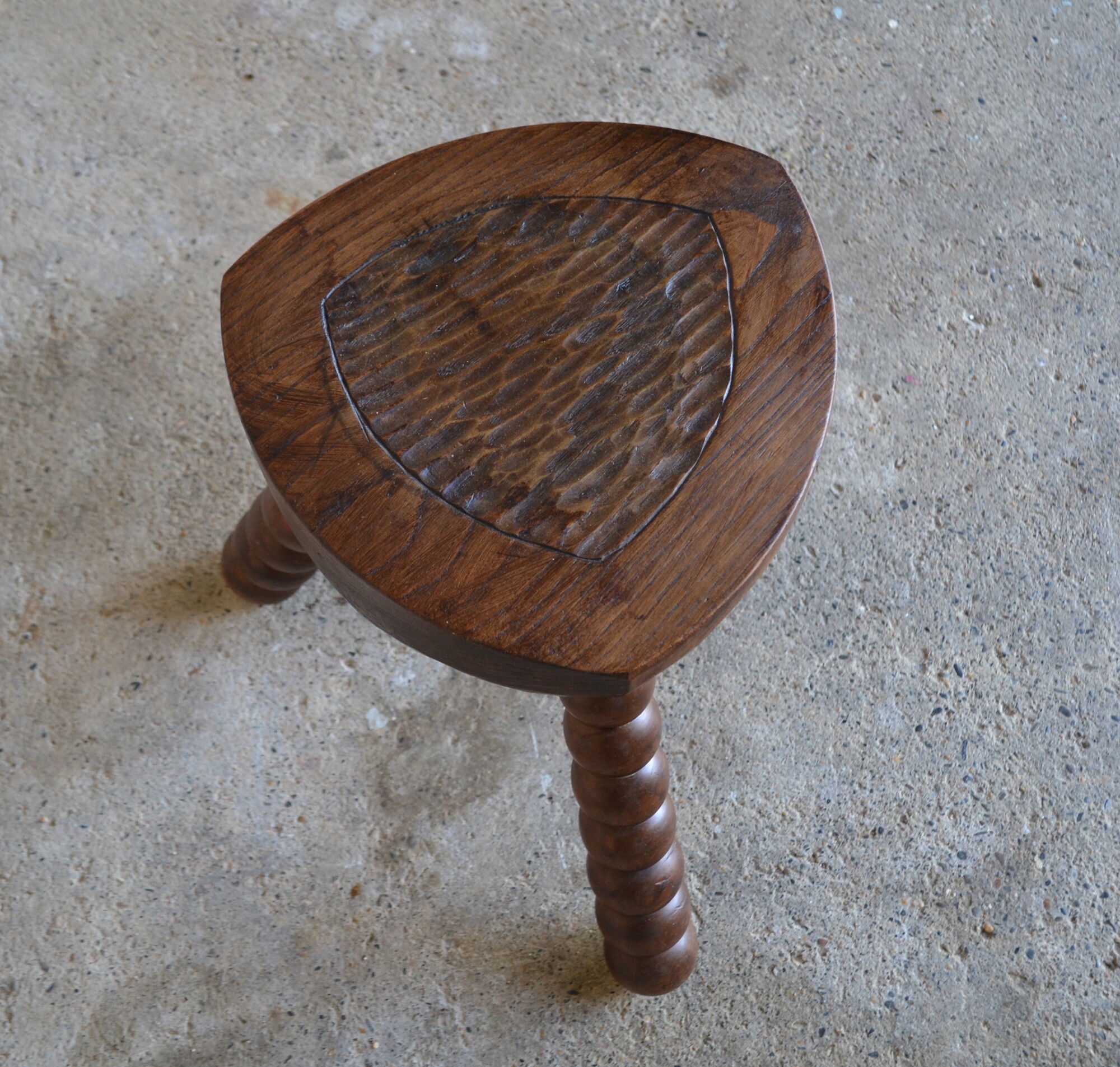 Tabouret tripode brutaliste en bois tourné et sculpté - style vacher ferme