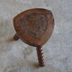 Tabouret tripode brutaliste en bois tourné et sculpté - style vacher ferme
