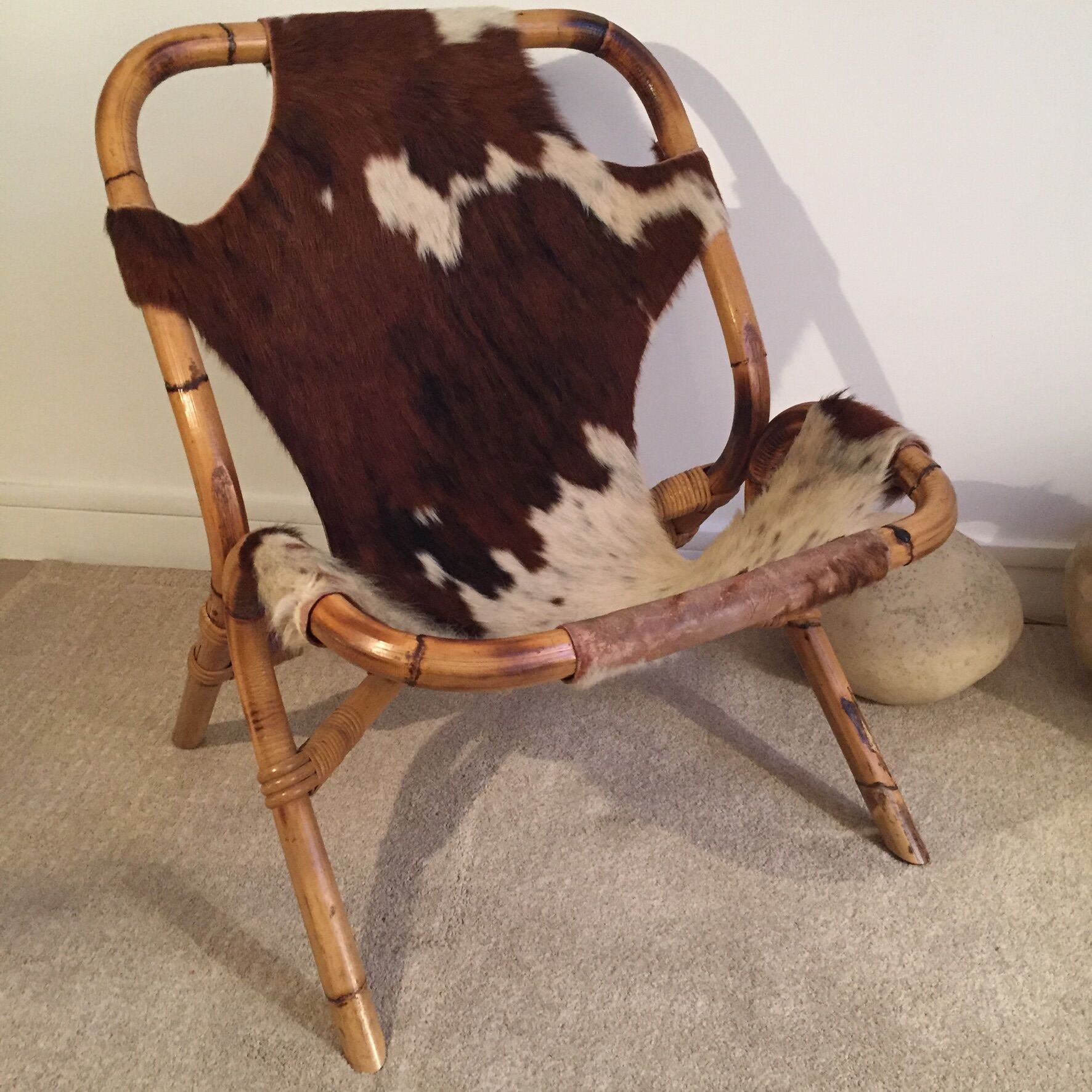 Paire de fauteuils bambou et peau