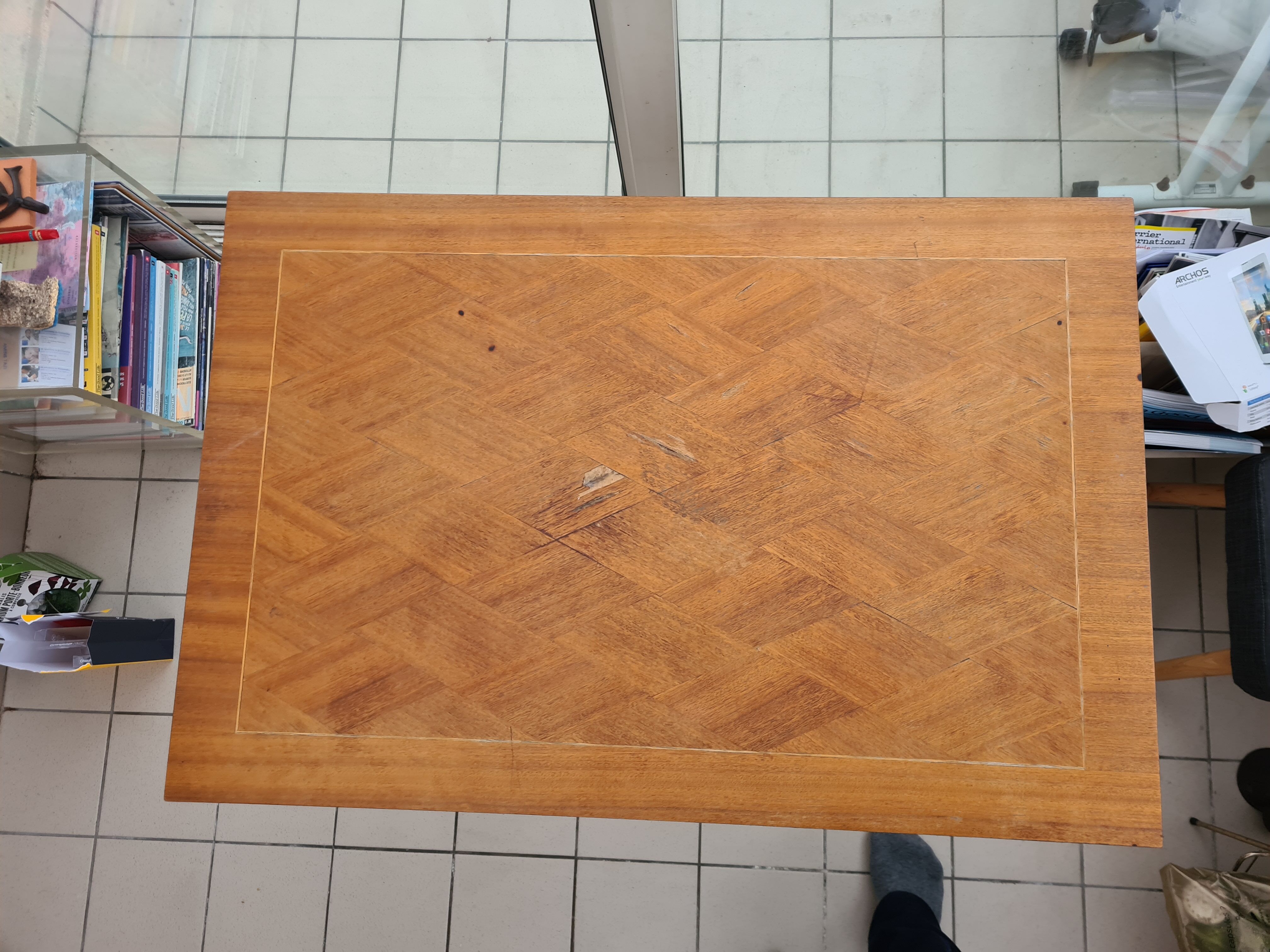 Beautiful vintage table unfolding