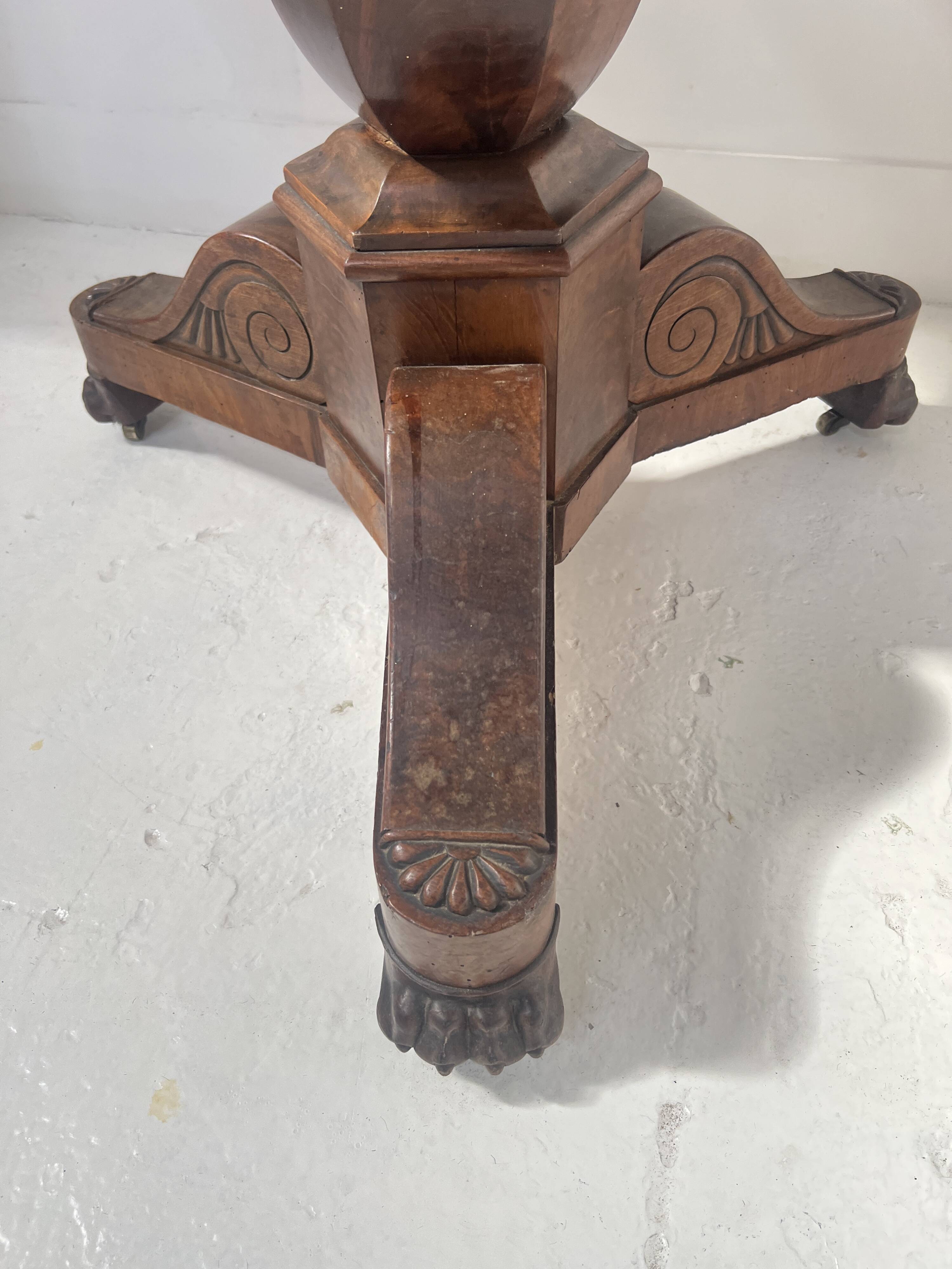 Empire-style mahogany and veneer guéridon, 19th century.