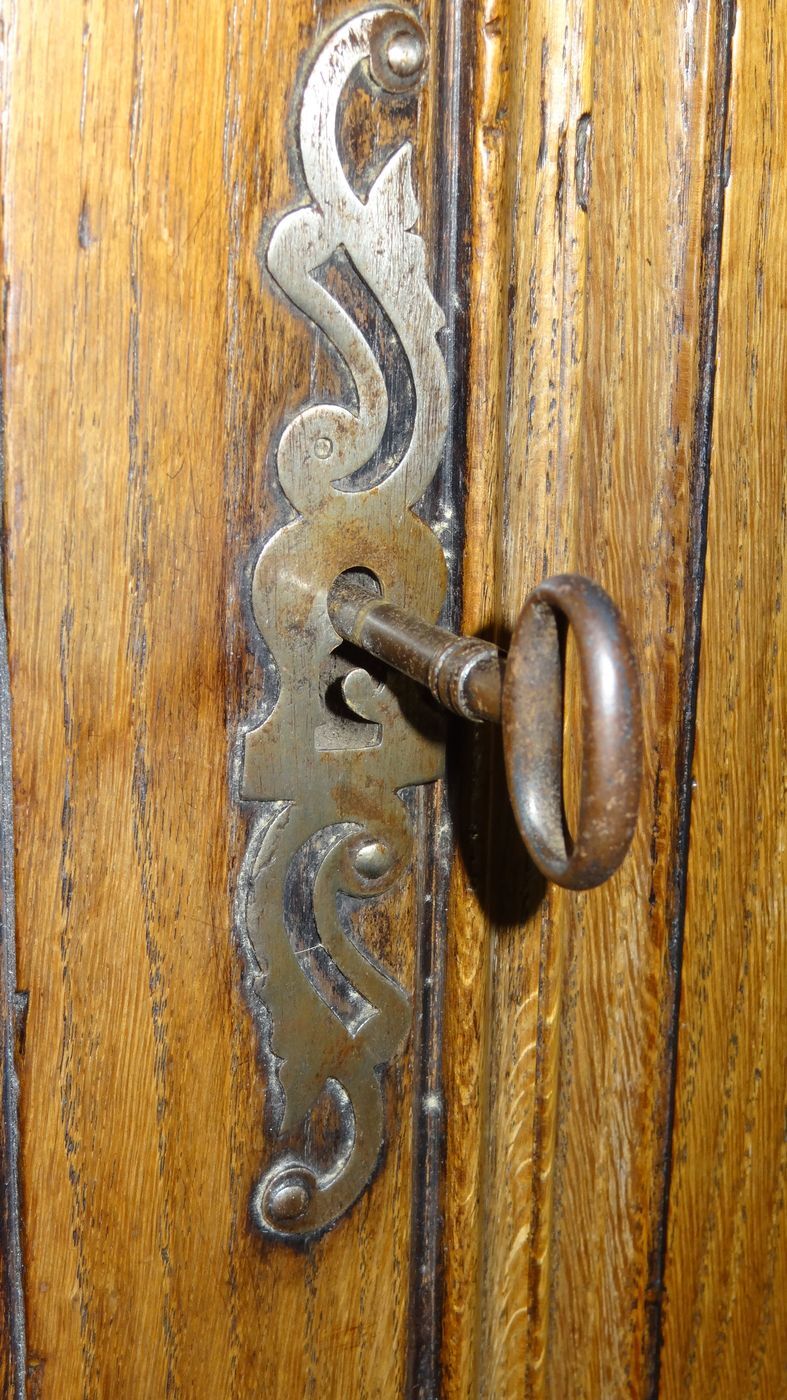 Louis XV period oak cabinet 1.57 x 2.53 m