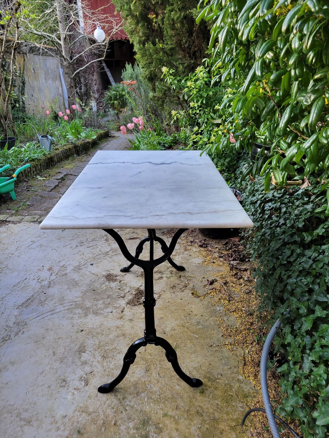 Bistro table in Carrara marble and cast iron circa 1900