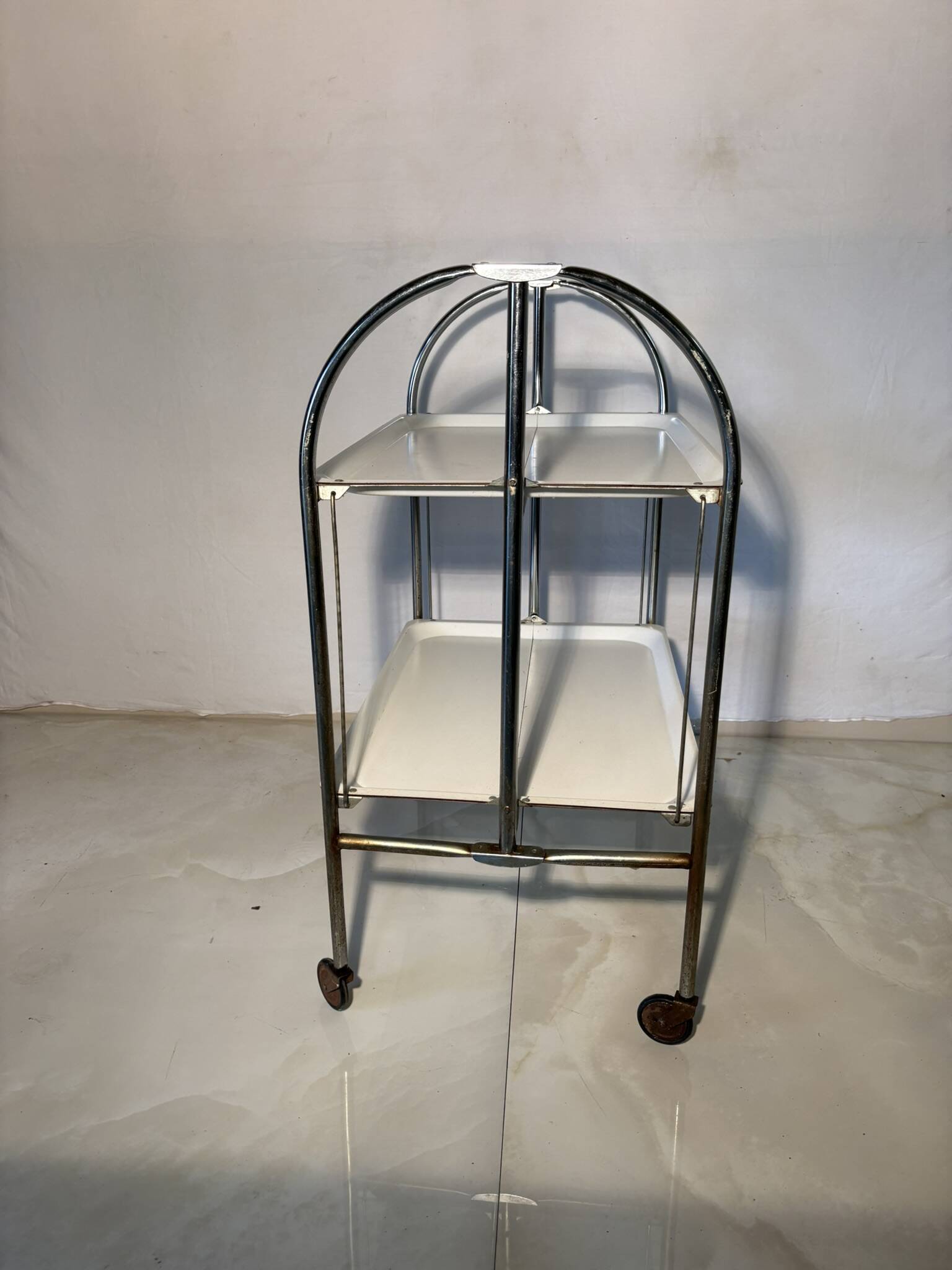 Vintage folding trolley in chromed metal and enamelled trays