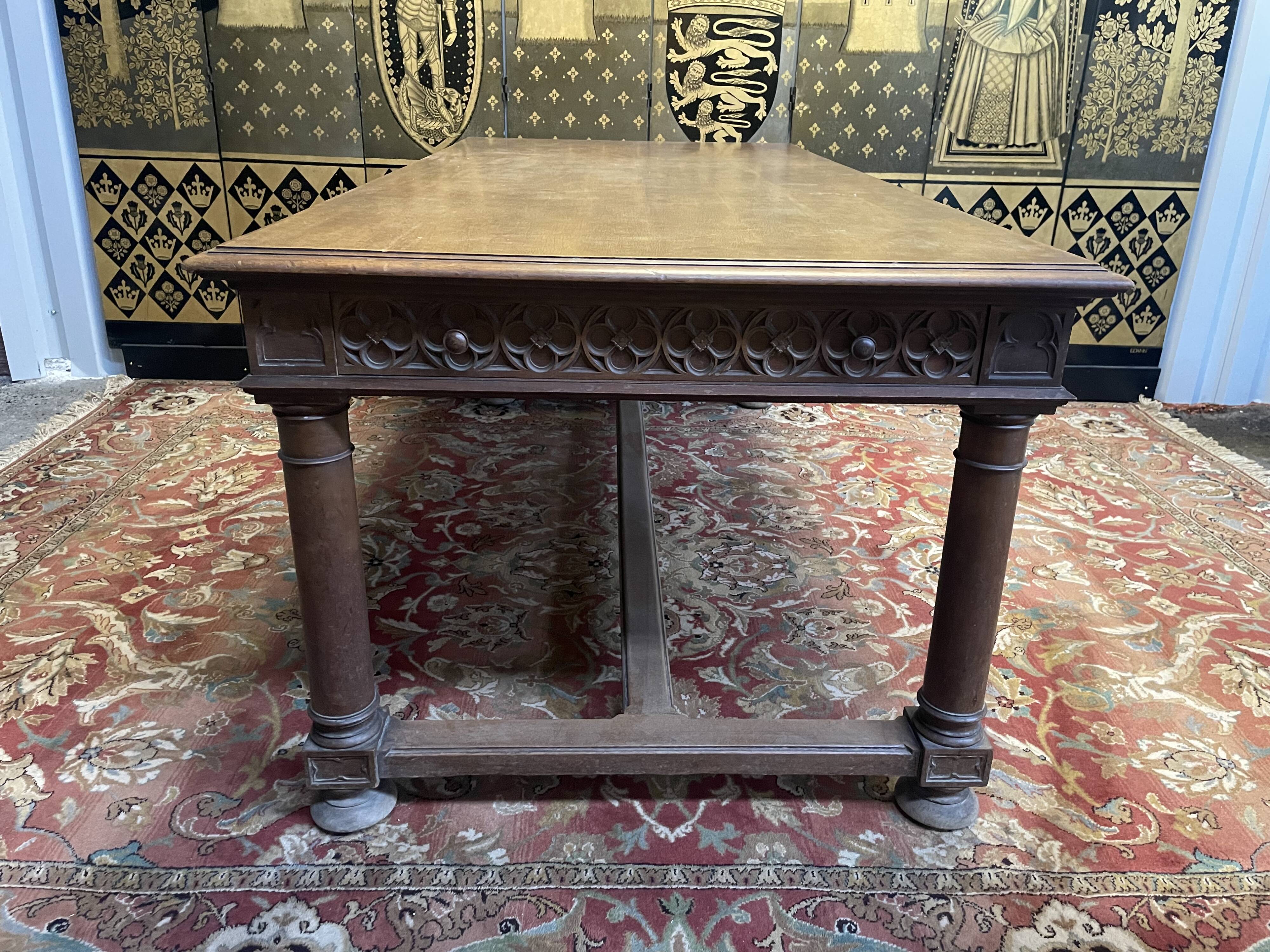 Gothic style dining table - Louis XIII walnut