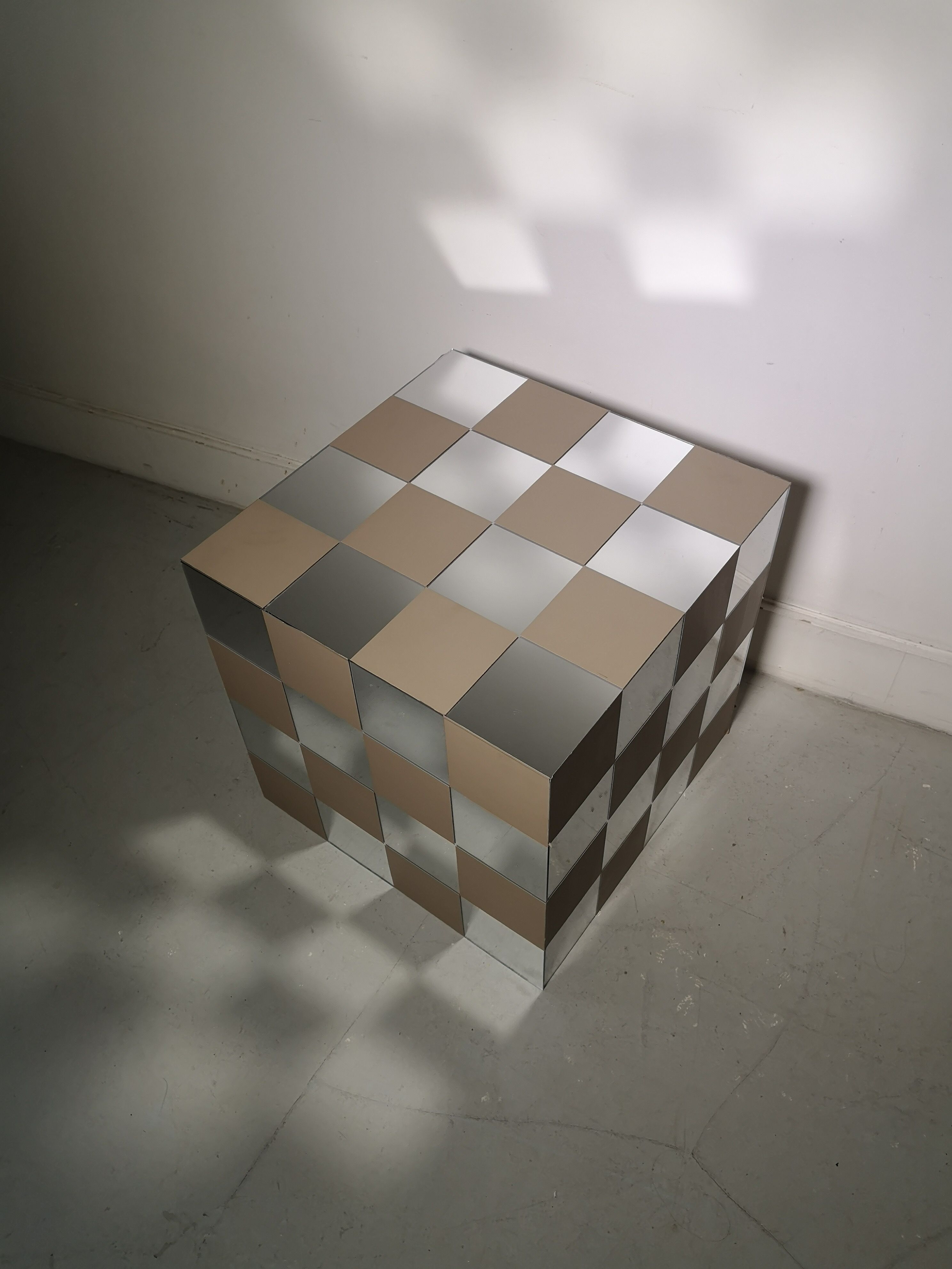 Bout de canapé design cube damier