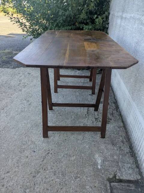 Bureau, planche et tréteaux