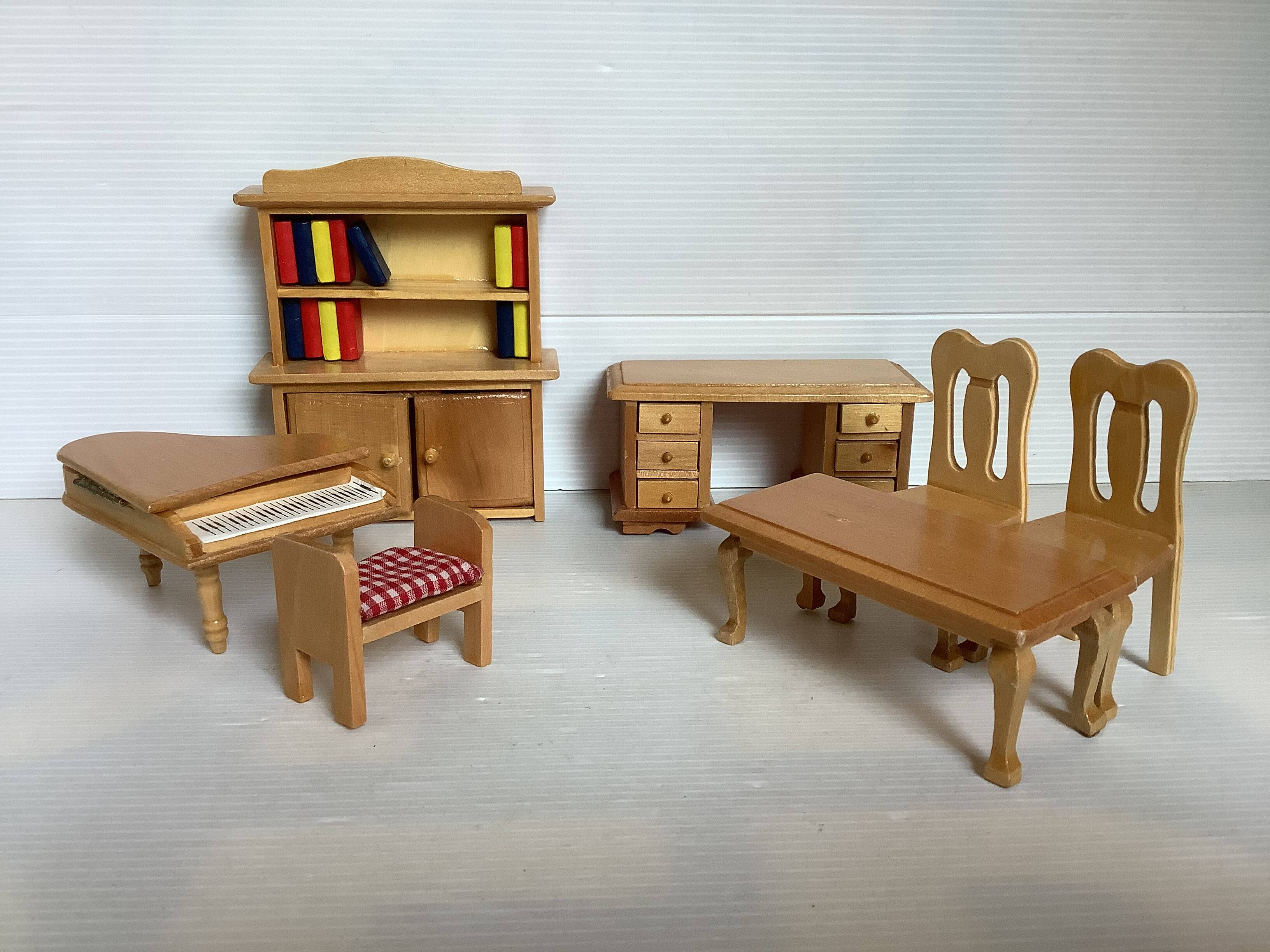 Dollhouse furniture