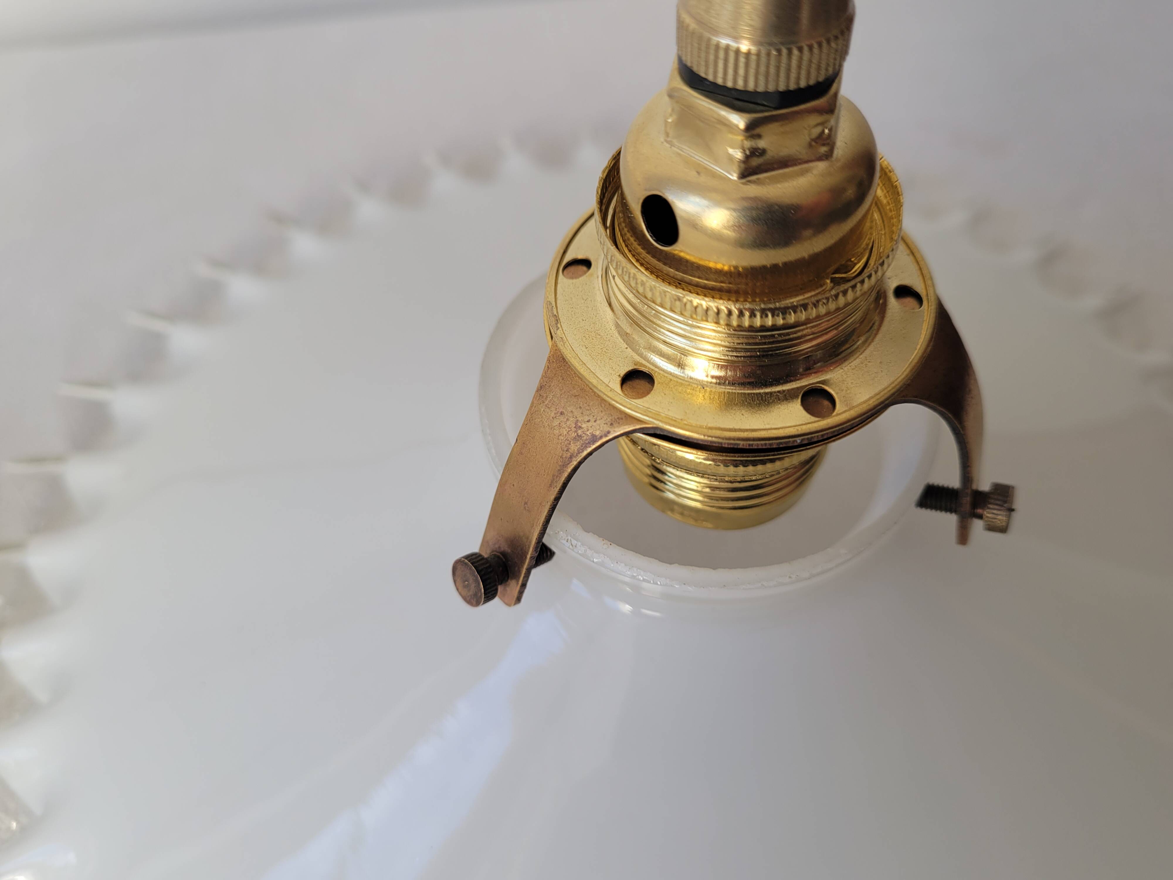 Pendant in serrated opaline