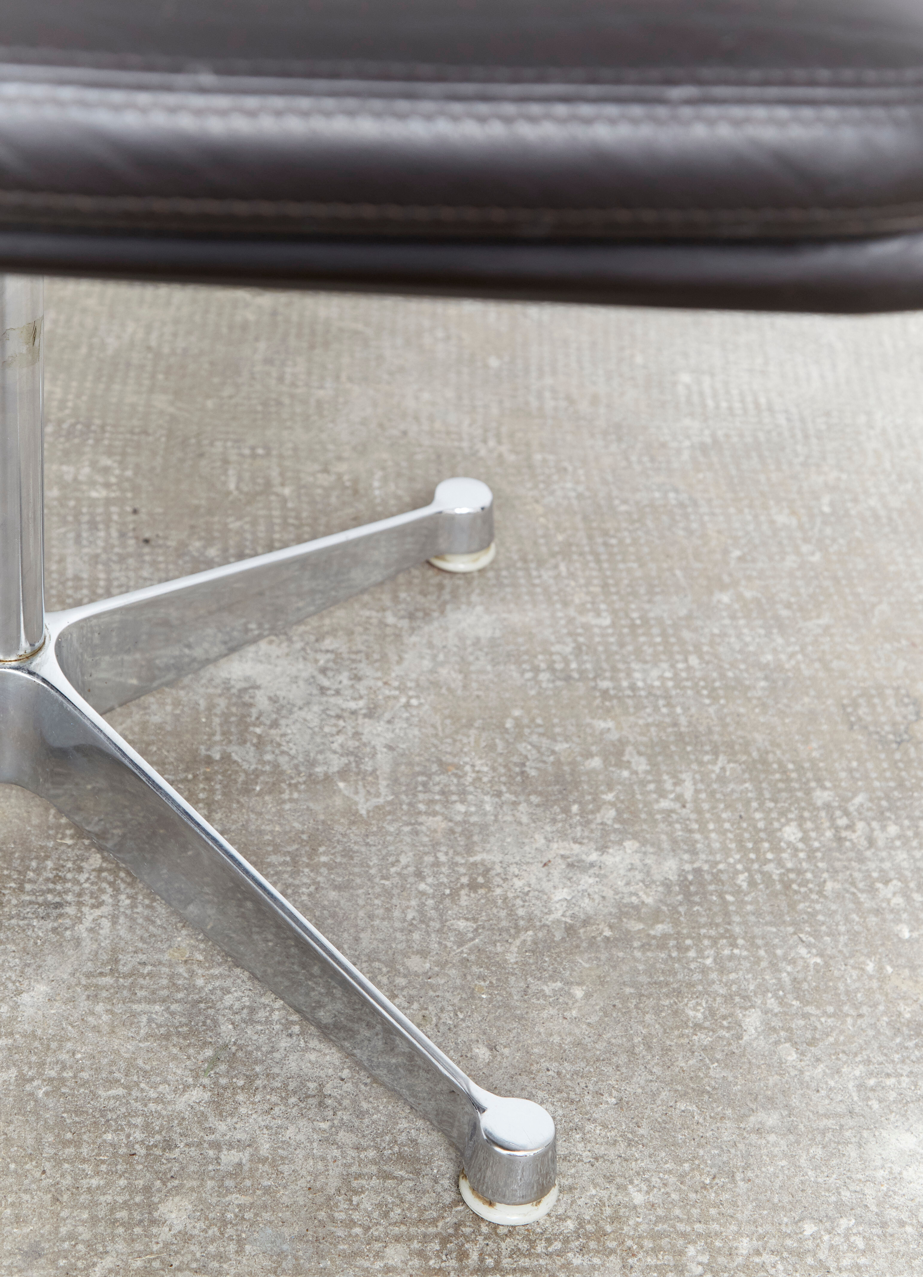 Charles & Ray Eames Soft Pad Chair EA 207 for Herman Miller