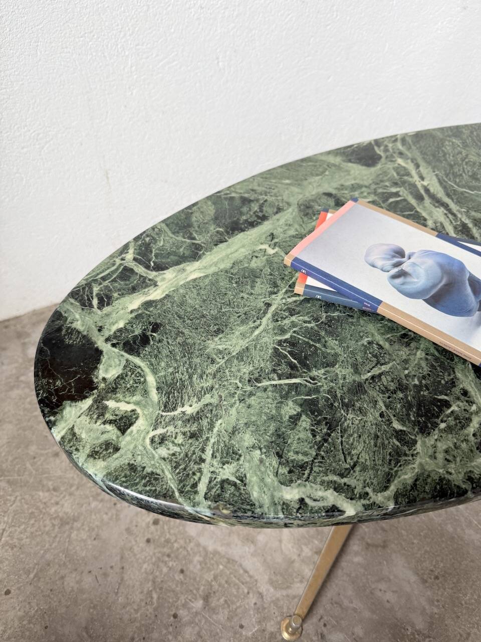 Table basse en marbre vert et laiton par Michel Kin pour Arflex
