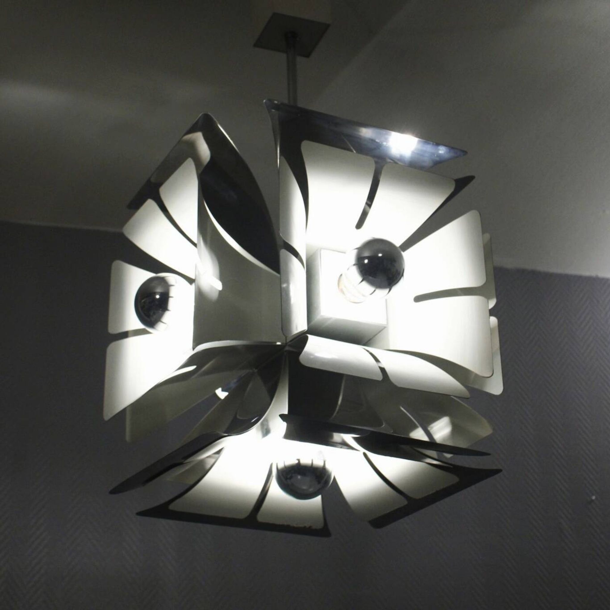Impressive Space Age chandelier with 5 lights, chrome metal, Italy 1970s.