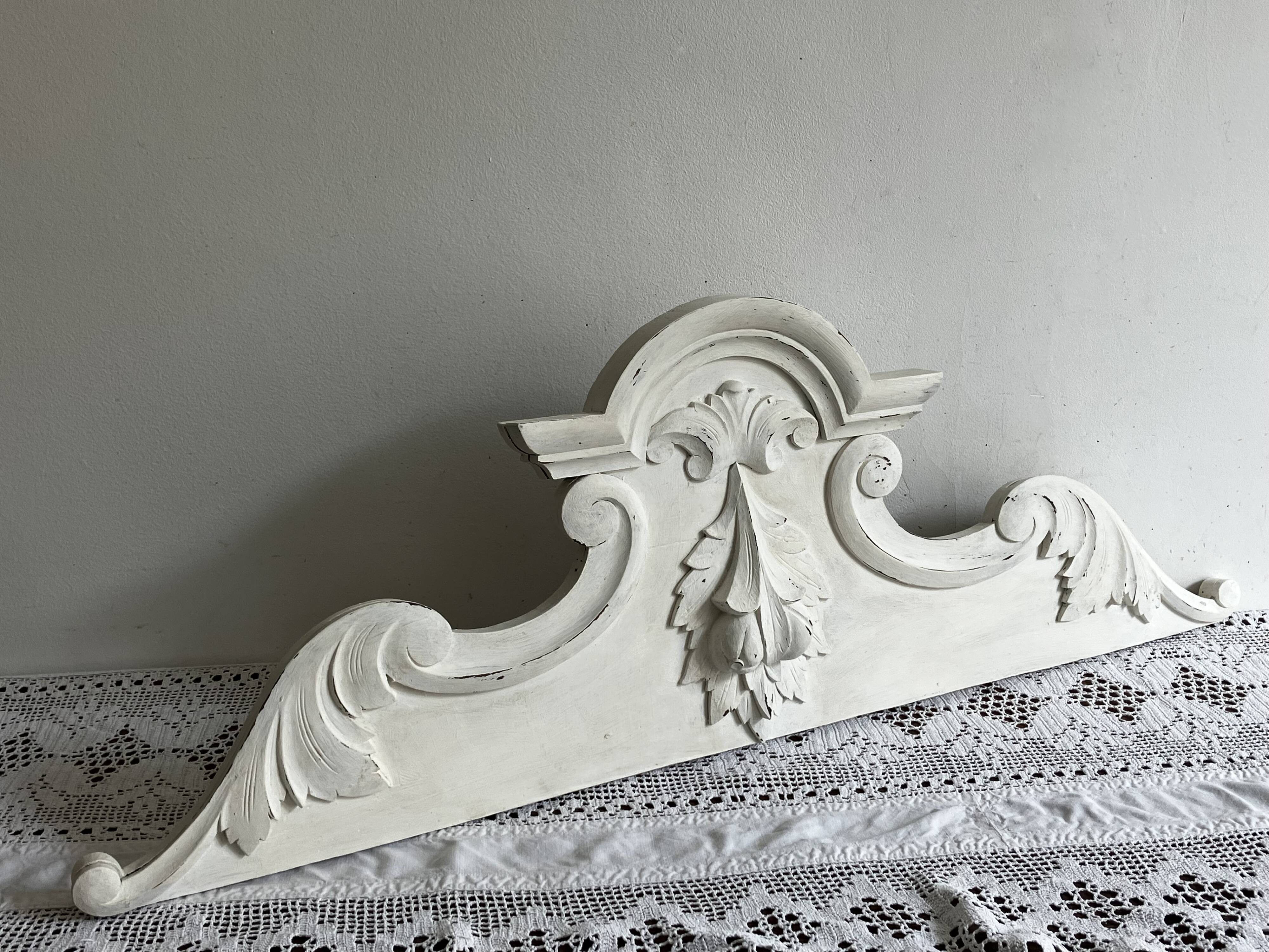 Fronton en bois, décoration