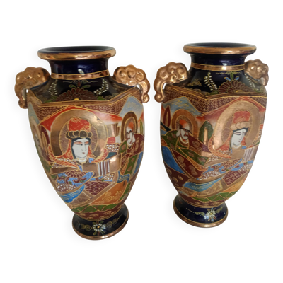 Paire de vases balustre en porcelaine émaillée dorée et peinte, Satsuma Japon
