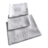 Service de table damassé ancien 1m75x2m35 monogrammé "BG" avec 8 serviettes et nappe-cadeau