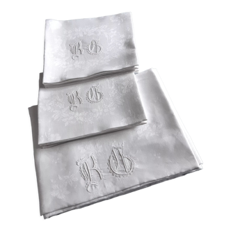 Service de table damassé ancien 1m75x2m35 monogrammé "BG" avec 8 serviettes et nappe-cadeau