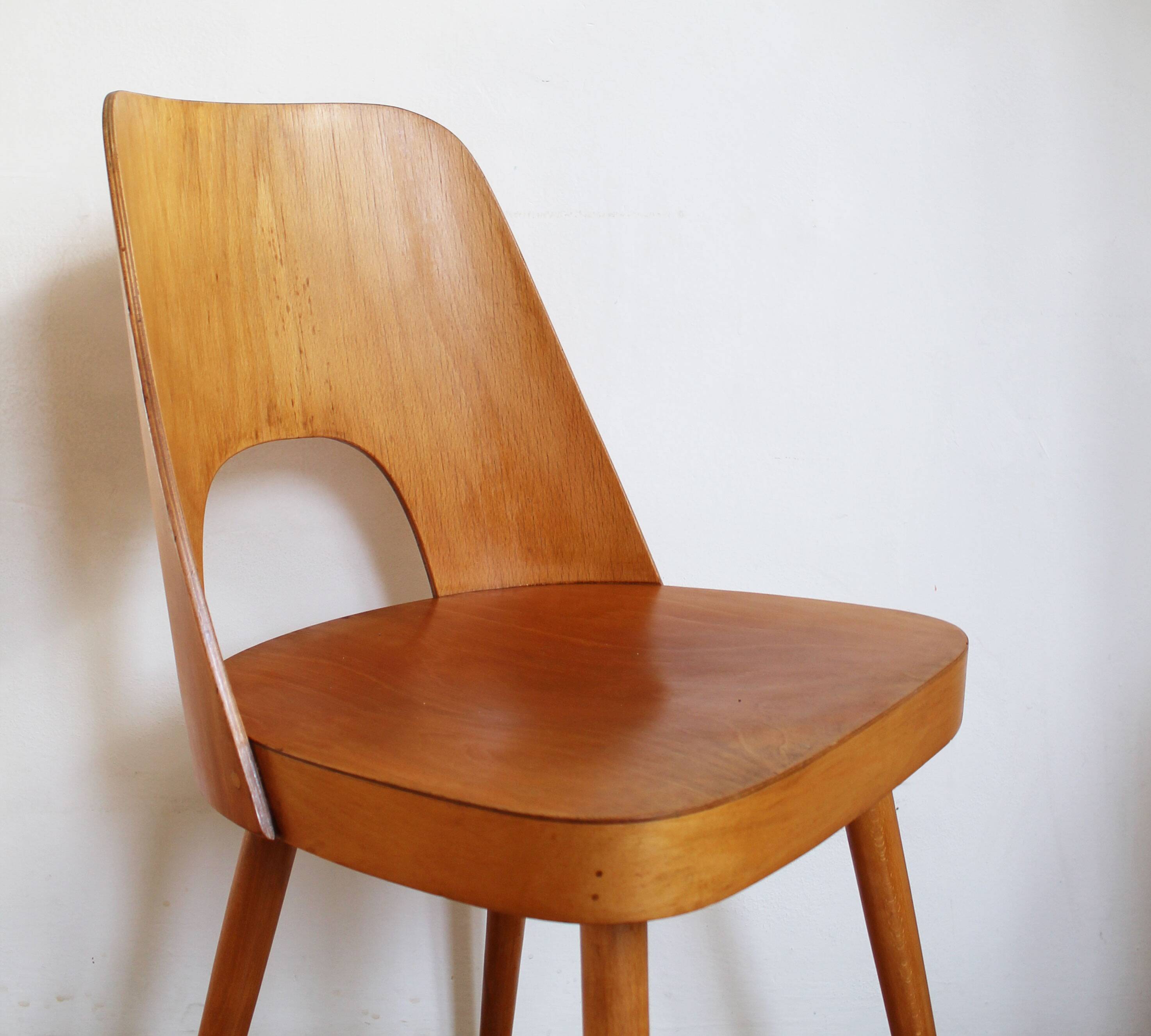 Ensemble de quatre chaises de salle à manger du milieu du siècle n° 515 par Oswald Haerdtl pour la société TON
