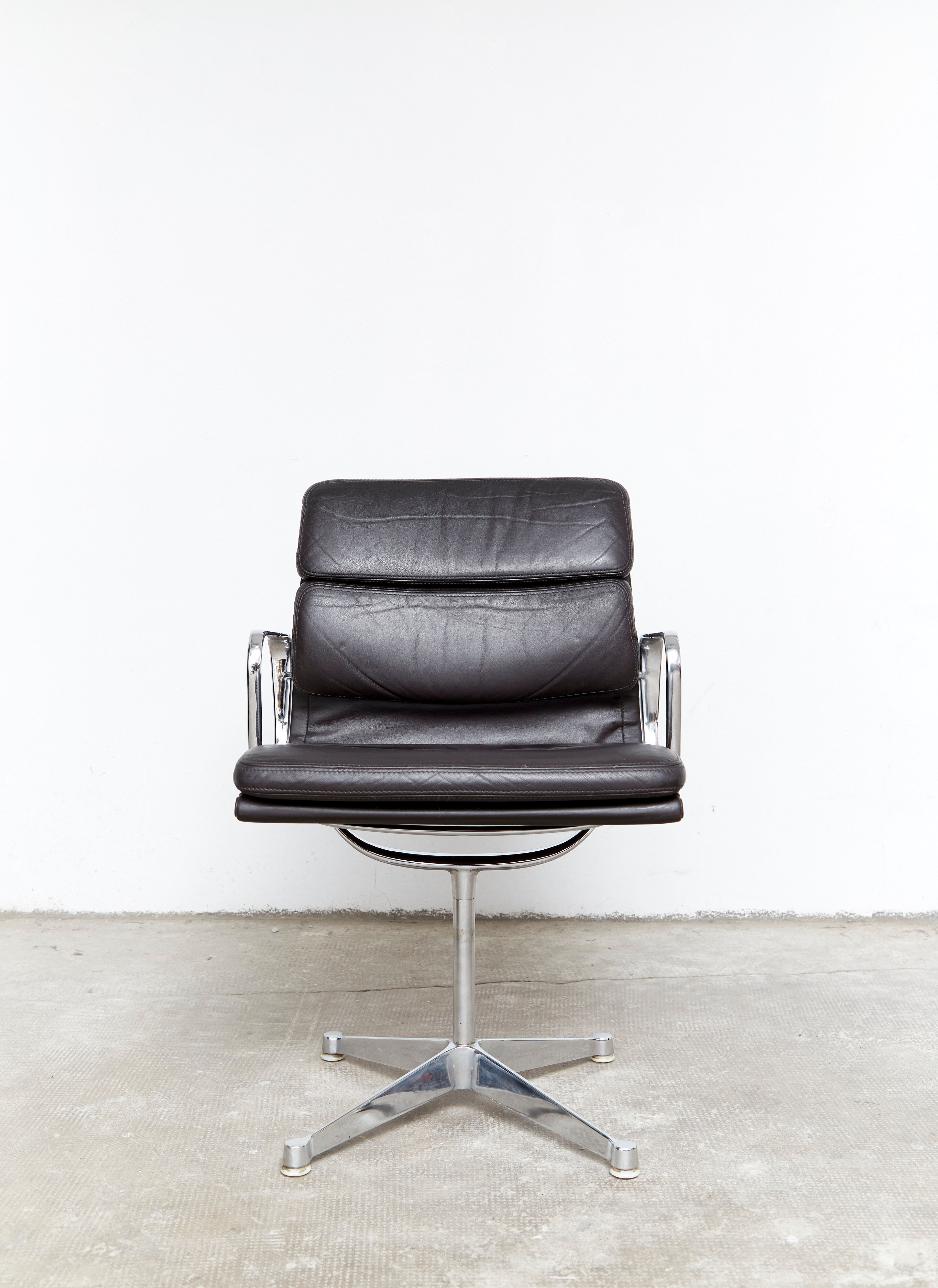 Charles & Ray Eames Soft Pad Chair EA 207 for Herman Miller