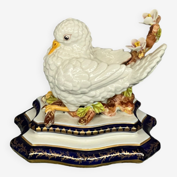 Sèvres, figurine de colombe sur une branche fleurie.
