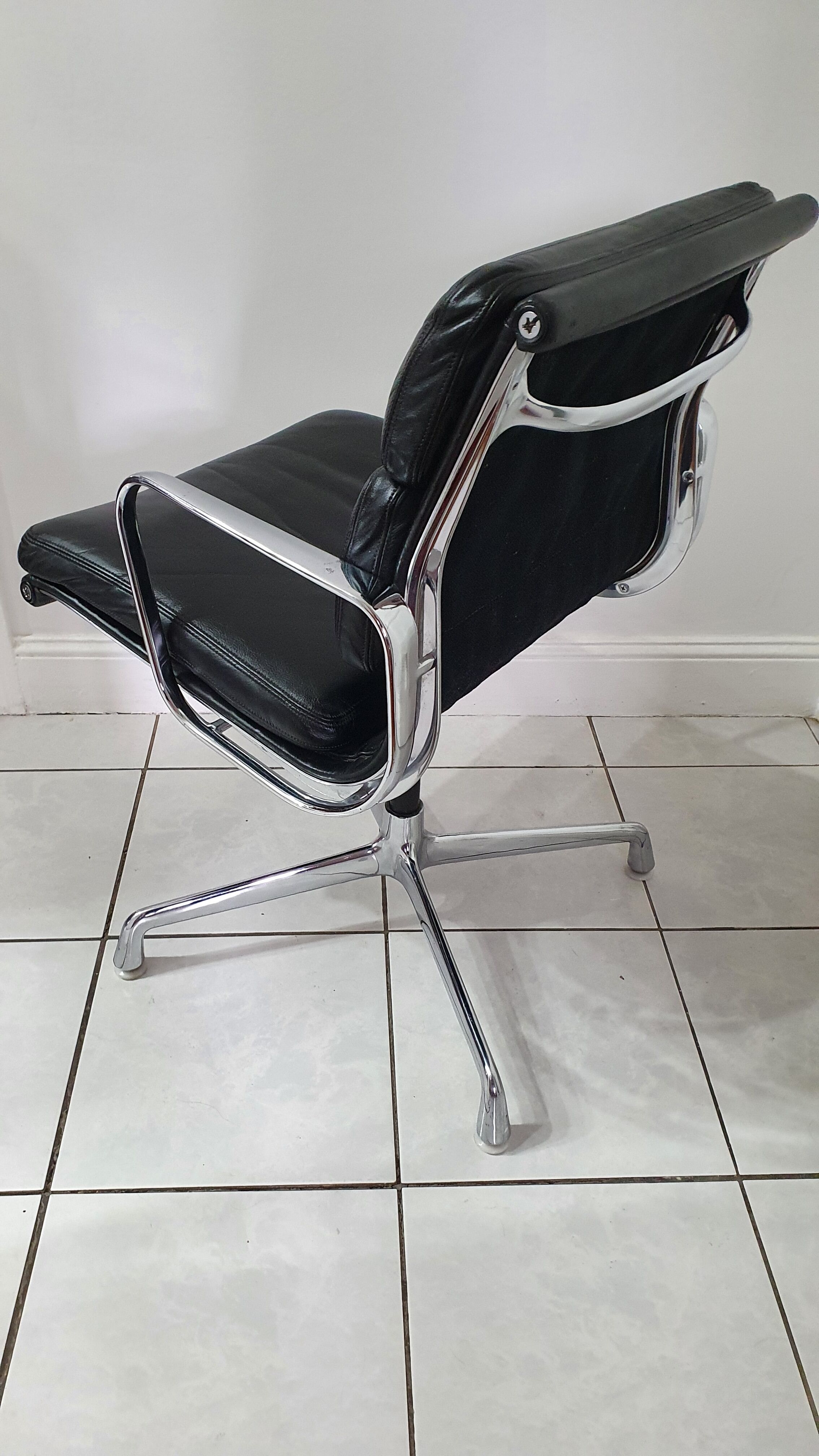 Fauteuil EA208 soft pad Charles et Ray Eames édition Herman Miller