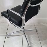 Fauteuil EA208 soft pad Charles et Ray Eames édition Herman Miller