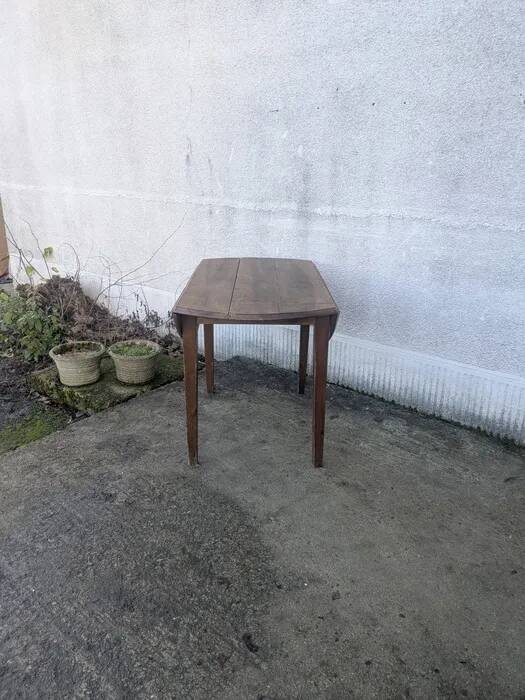Folding round table