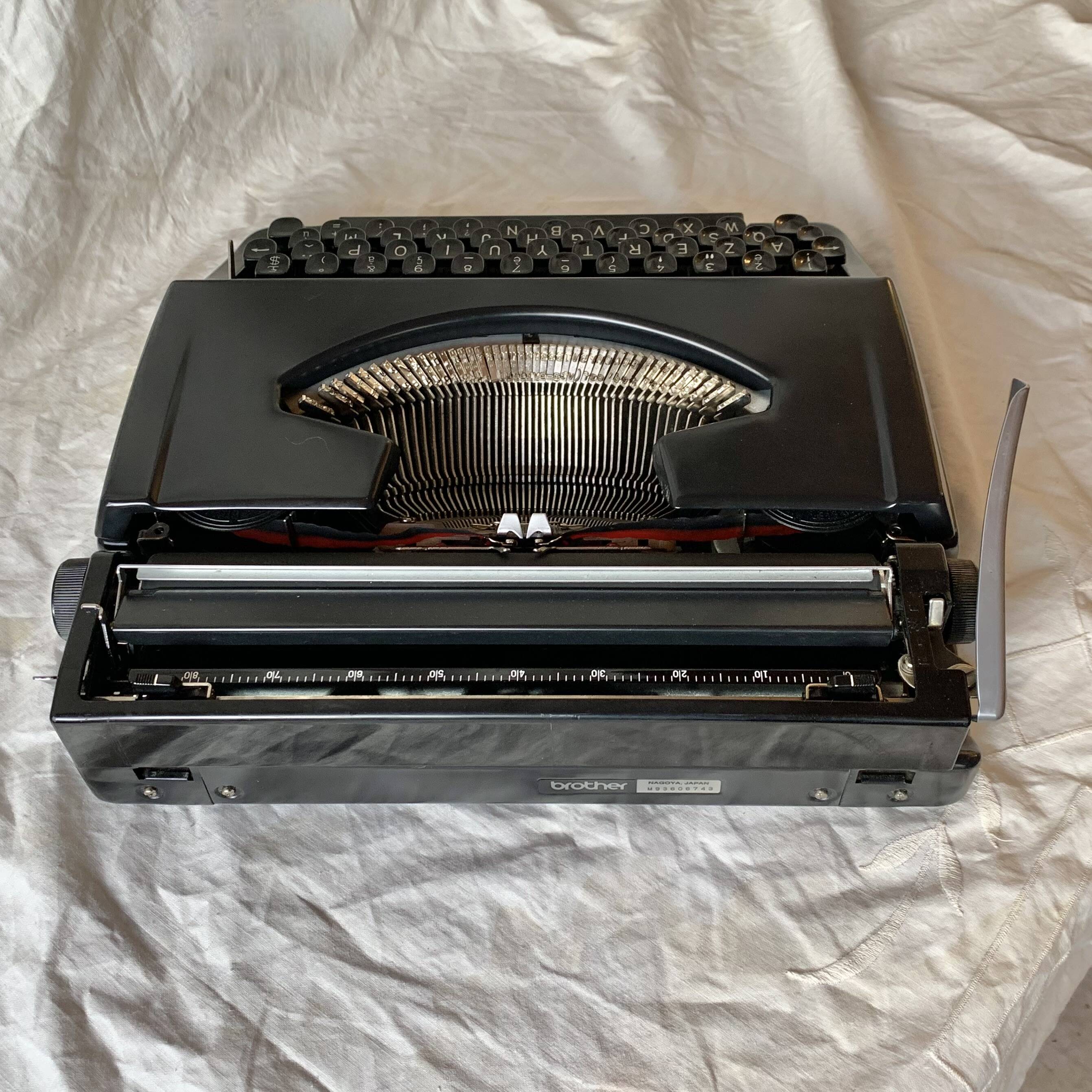 Old Brother 220 Deluxe mechanical typewriter - Made in Japan