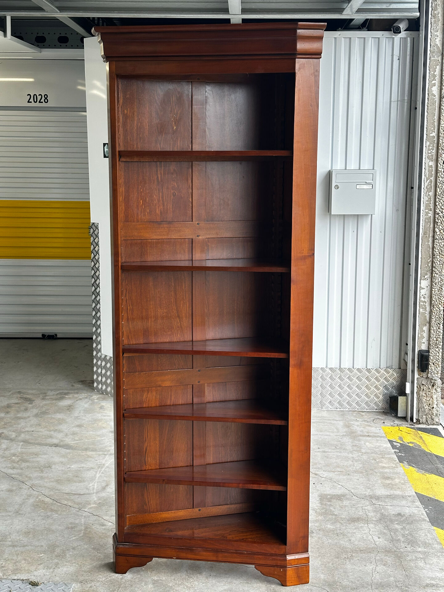 Corner library in solid cherry wood - 20th century