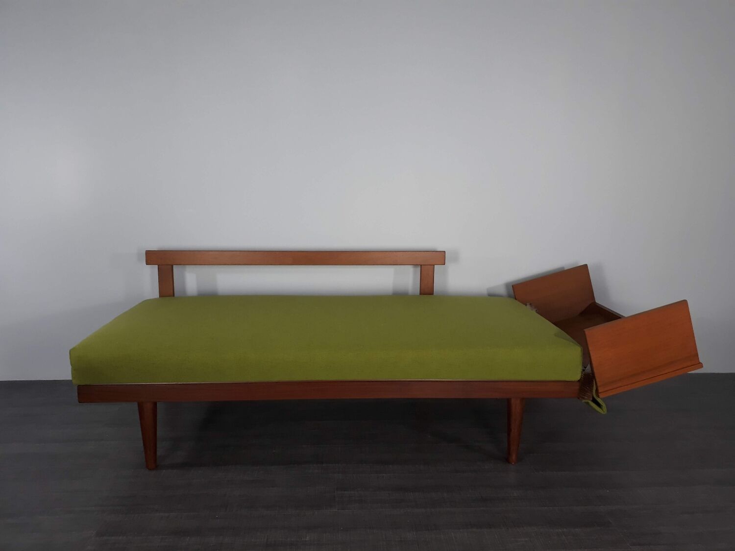 Canapé daybed teck et tissu vert olive, design Ingmar Relling édition Ekornes, 1960s