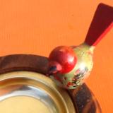 Cendrier à main, bois tourné, décor oiseau, années 1950