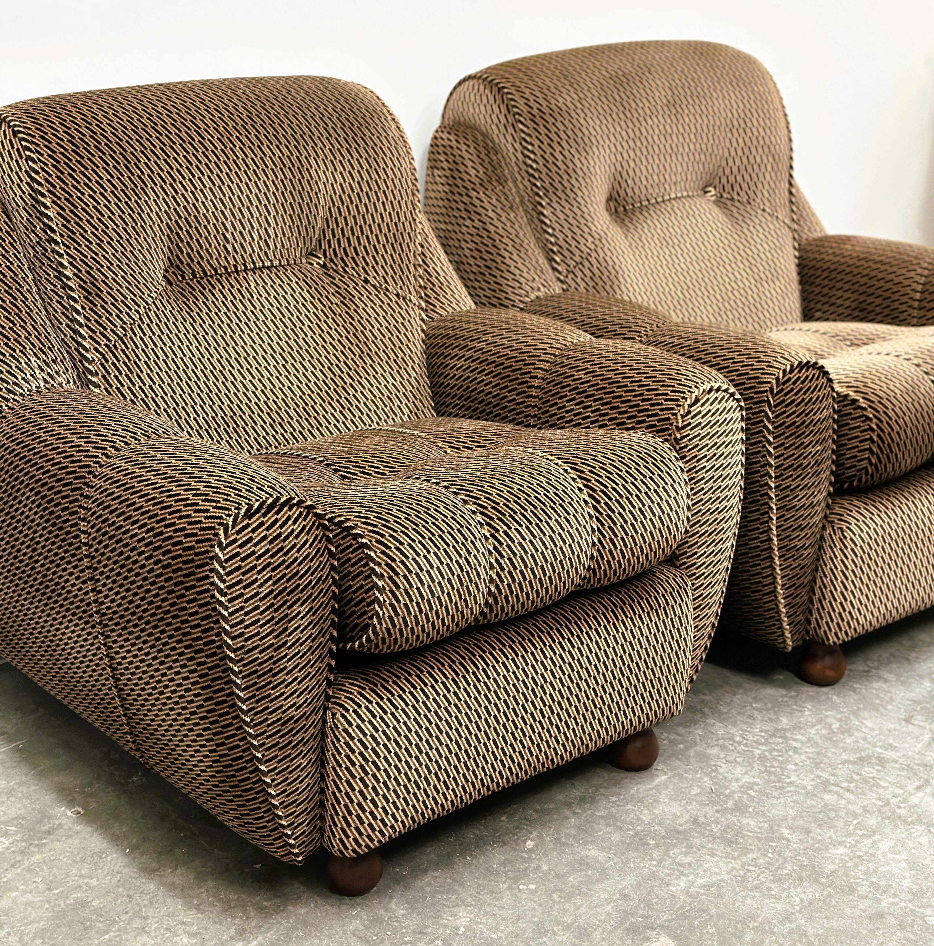Paire de chaises longues italiennes, revêtement d'origine. Italie, années 1970.