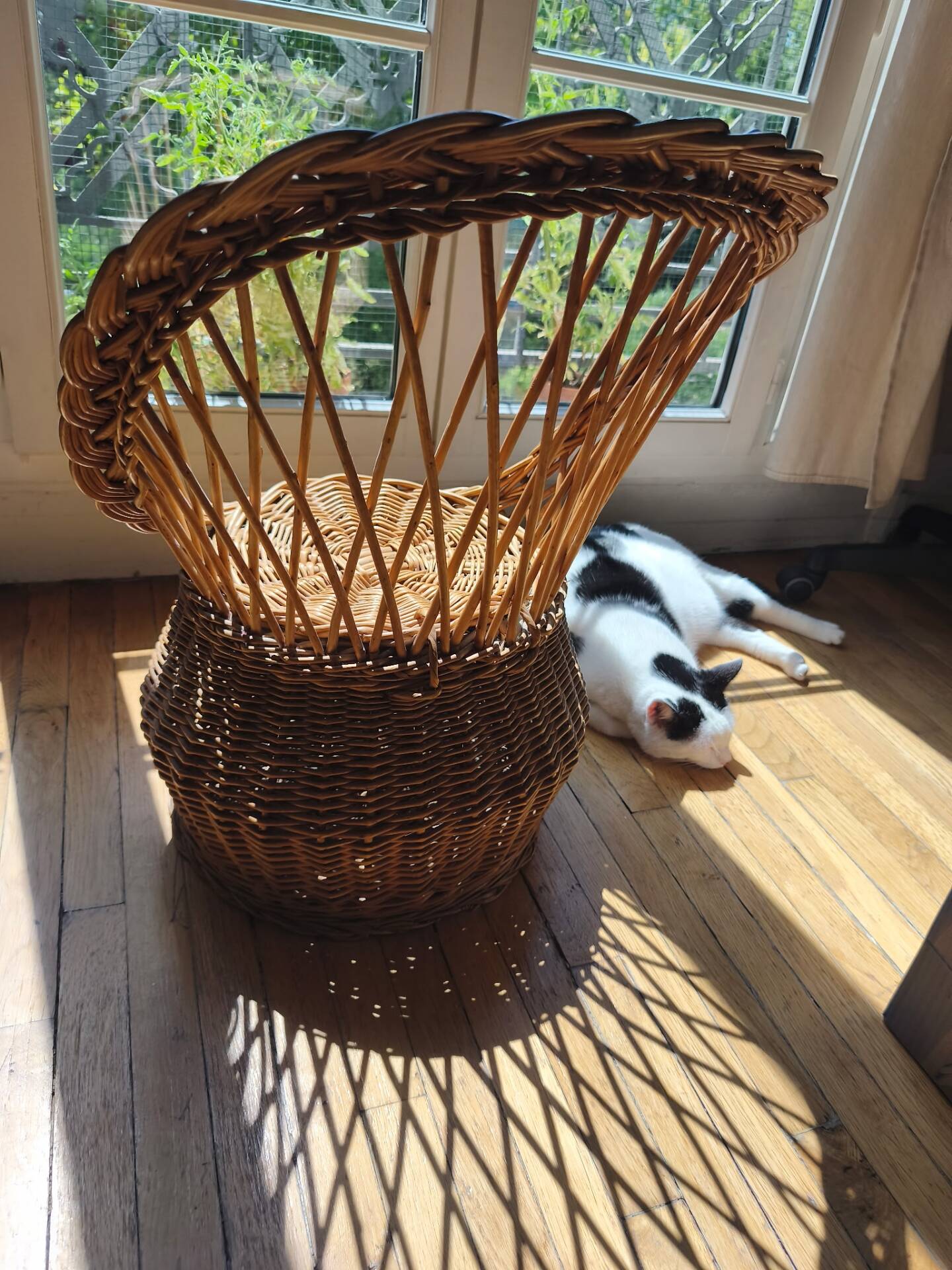 Fauteuil enfant vintage en rotin avec coffre de rangement