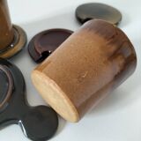 Duo de gobelets en grès émaillé avec soucoupes et couvercles