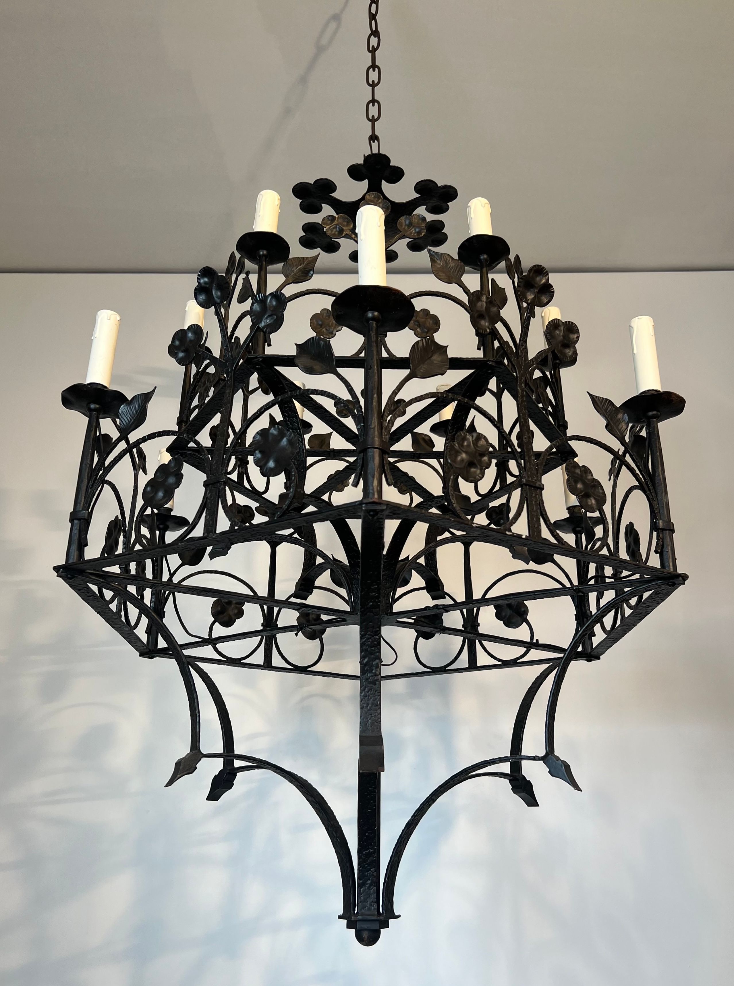 Lustre with 12 lights in wrought iron decorated with clovers and foliage.