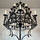 Lustre 12 lumières en fer forgé à décor de trèfles et feuillages