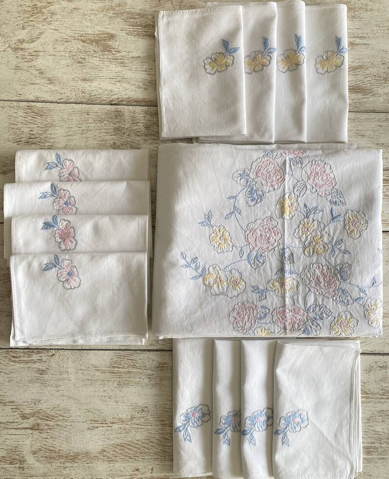 Large tablecloth and 12 embroidered napkins "pastel bouquets" - Cotton - 240x170 cm