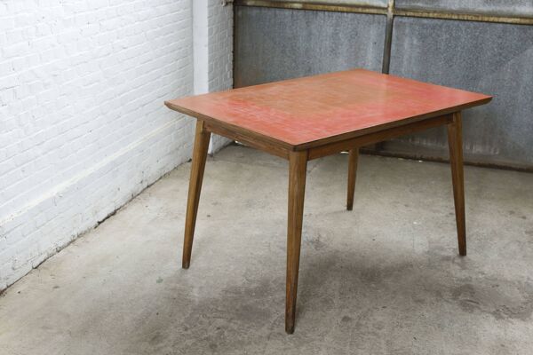 Table de salle à manger en hêtre des années 50 avec plateau en formica rouge