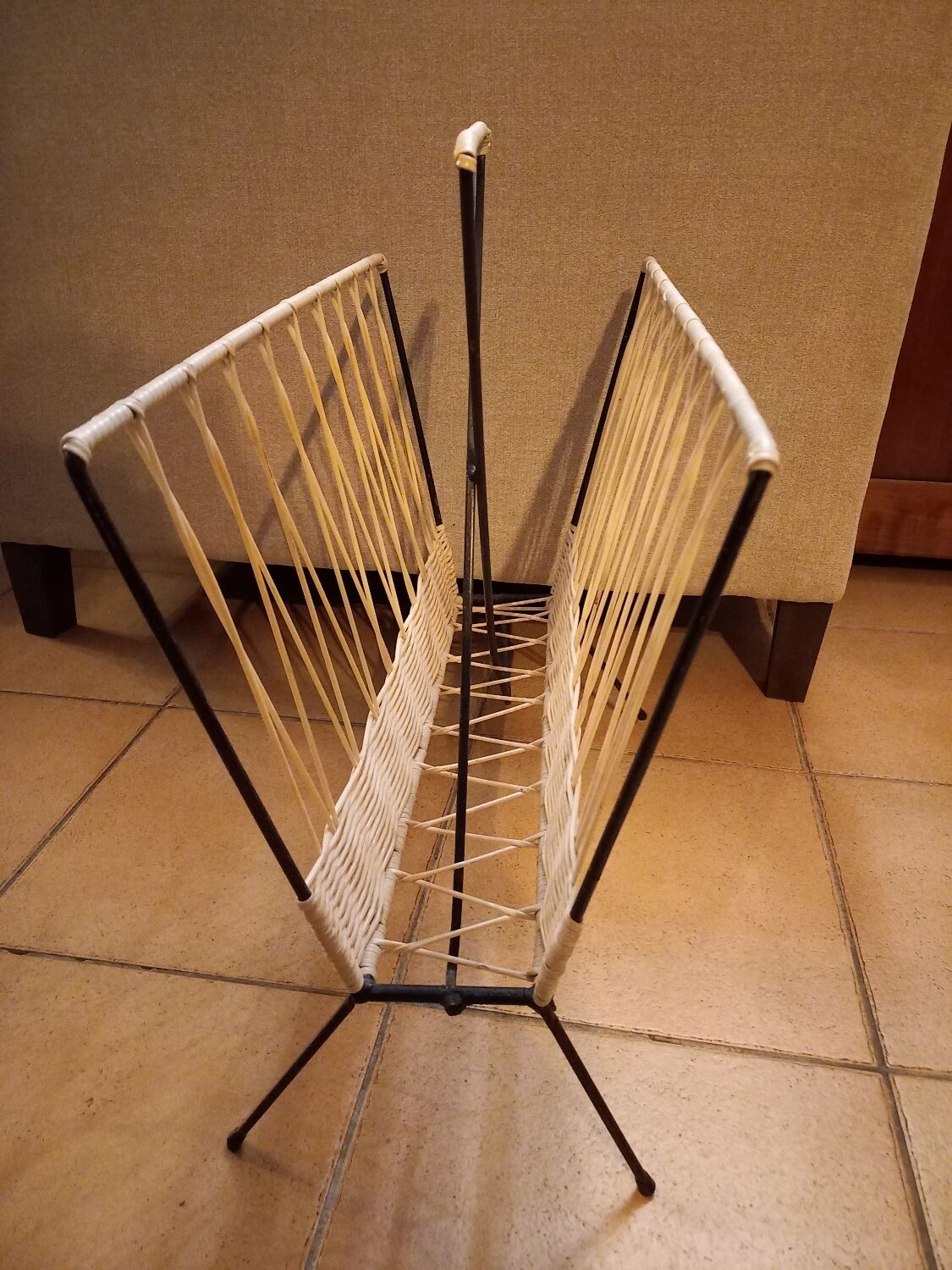 Vintage scoubidou and metal magazine holder