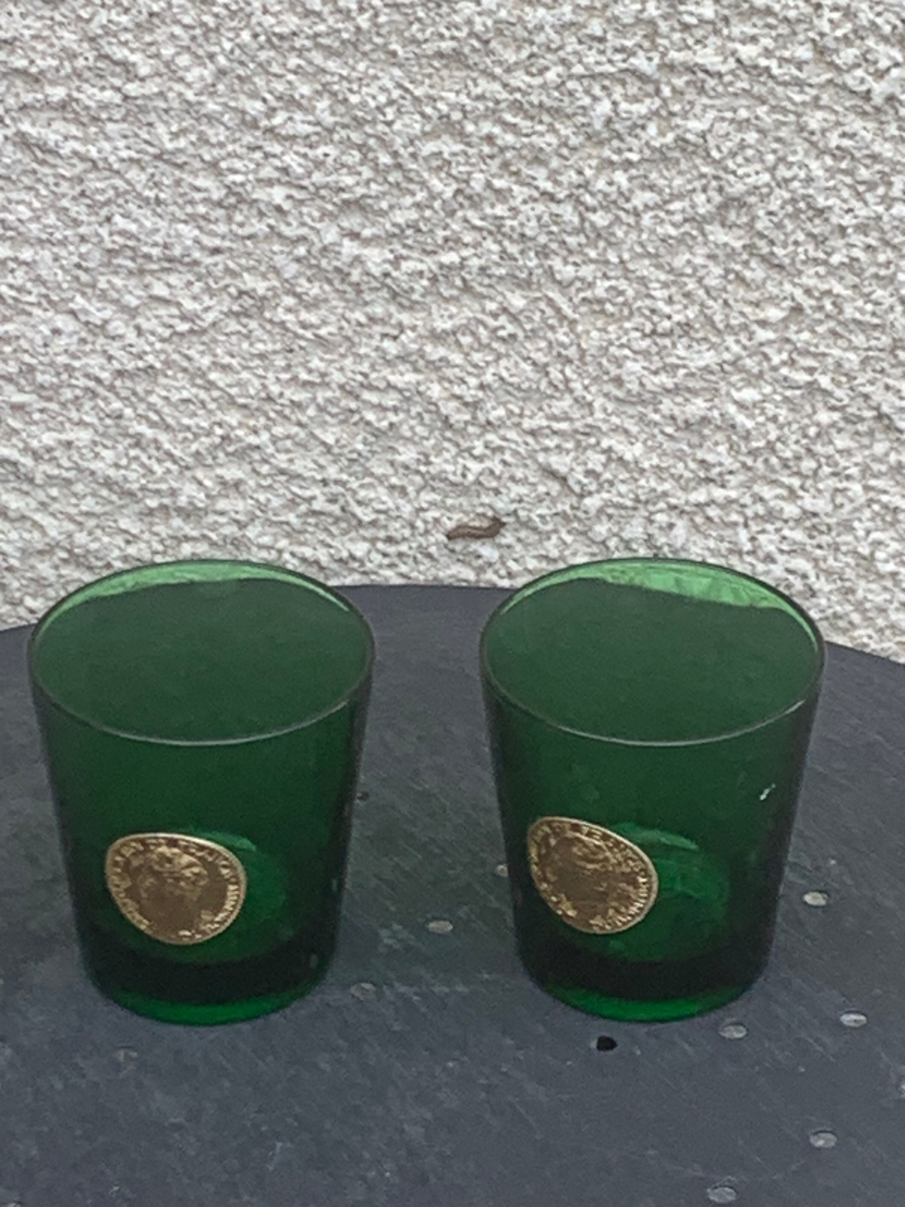 Set of 2 whisky glasses, aperitif, dubonnet, green glass, gold medalist in front, collector