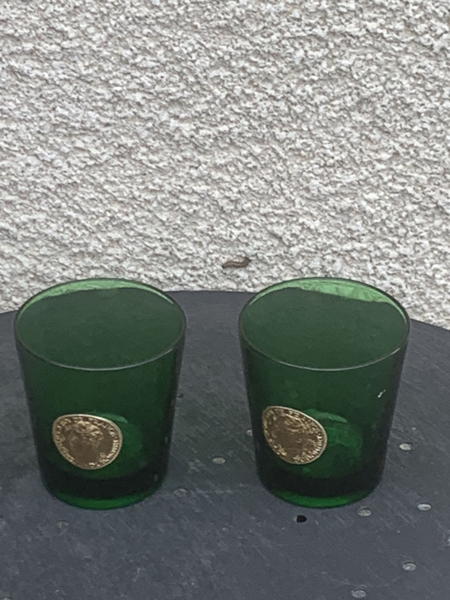 Set of 2 whisky glasses, aperitif, dubonnet, green glass, gold medalist in front, collector