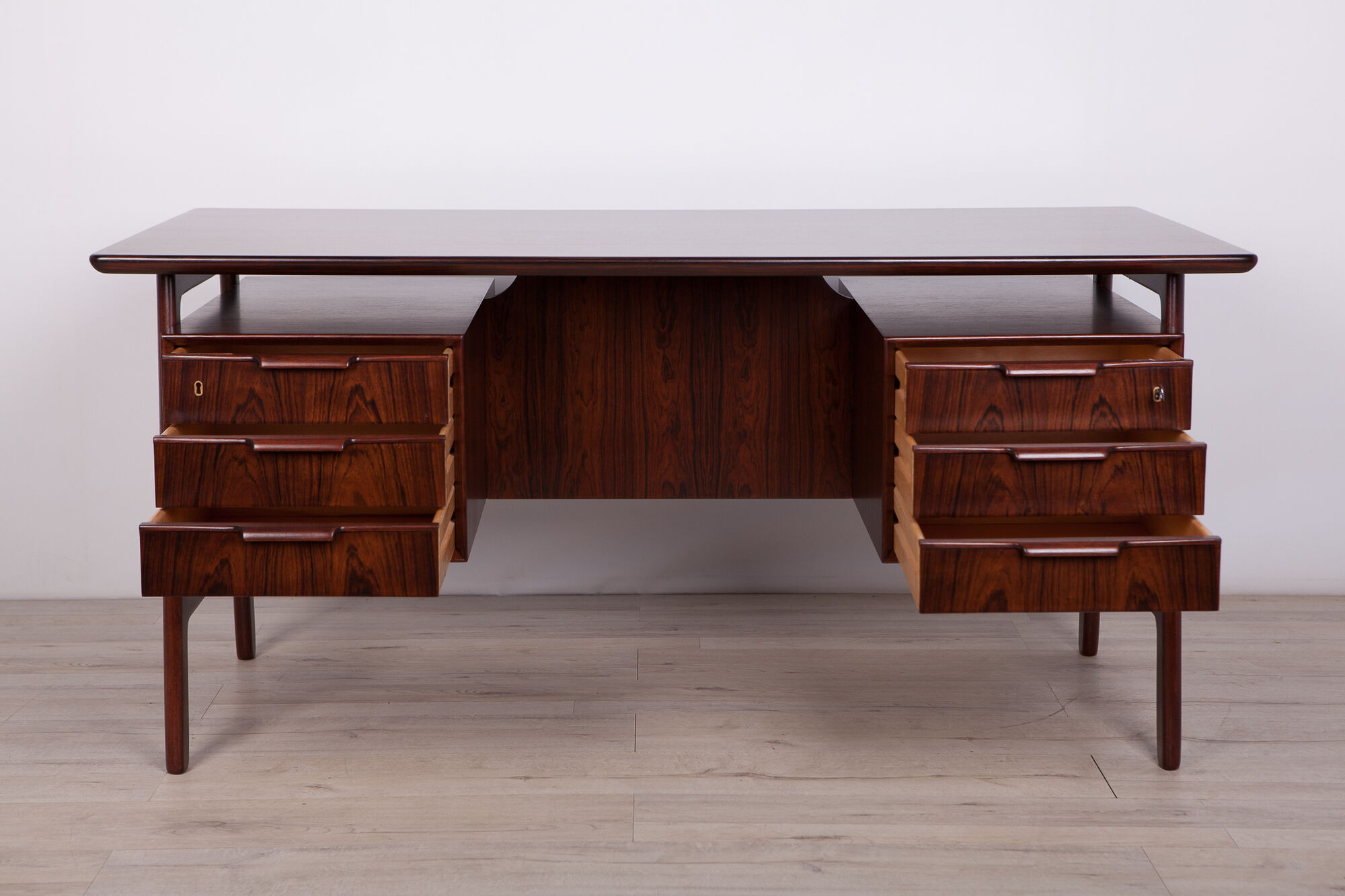 Bureau en bois model 75 Desk de Omann Jun années 1960