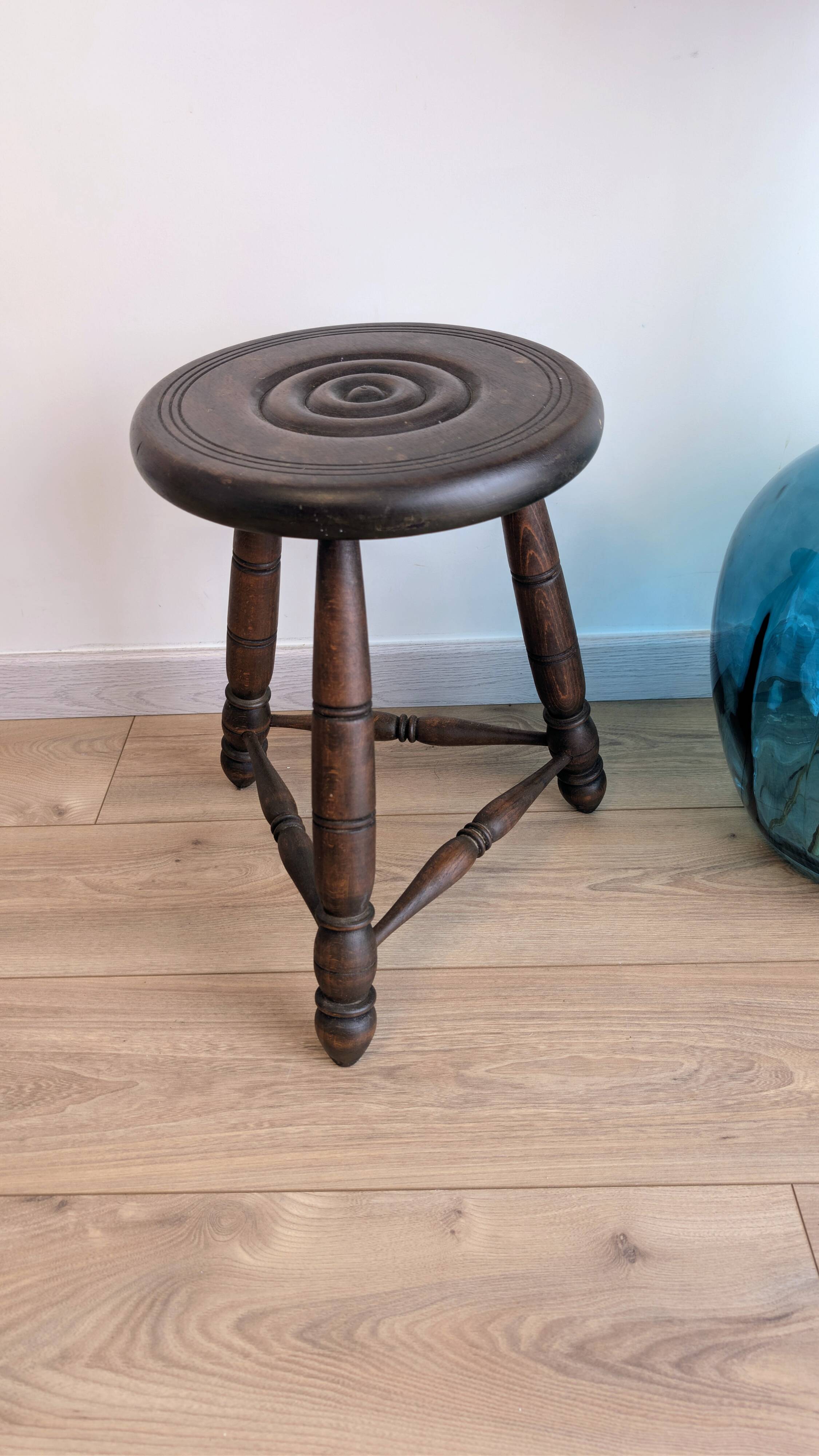 Tripod stool in turned wood, attributed to Charles Dudouyt, 20th century.