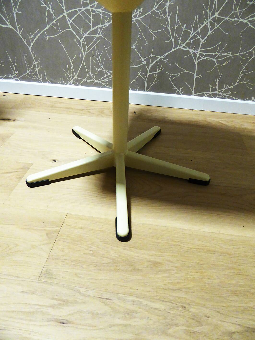 OBO central foot chair