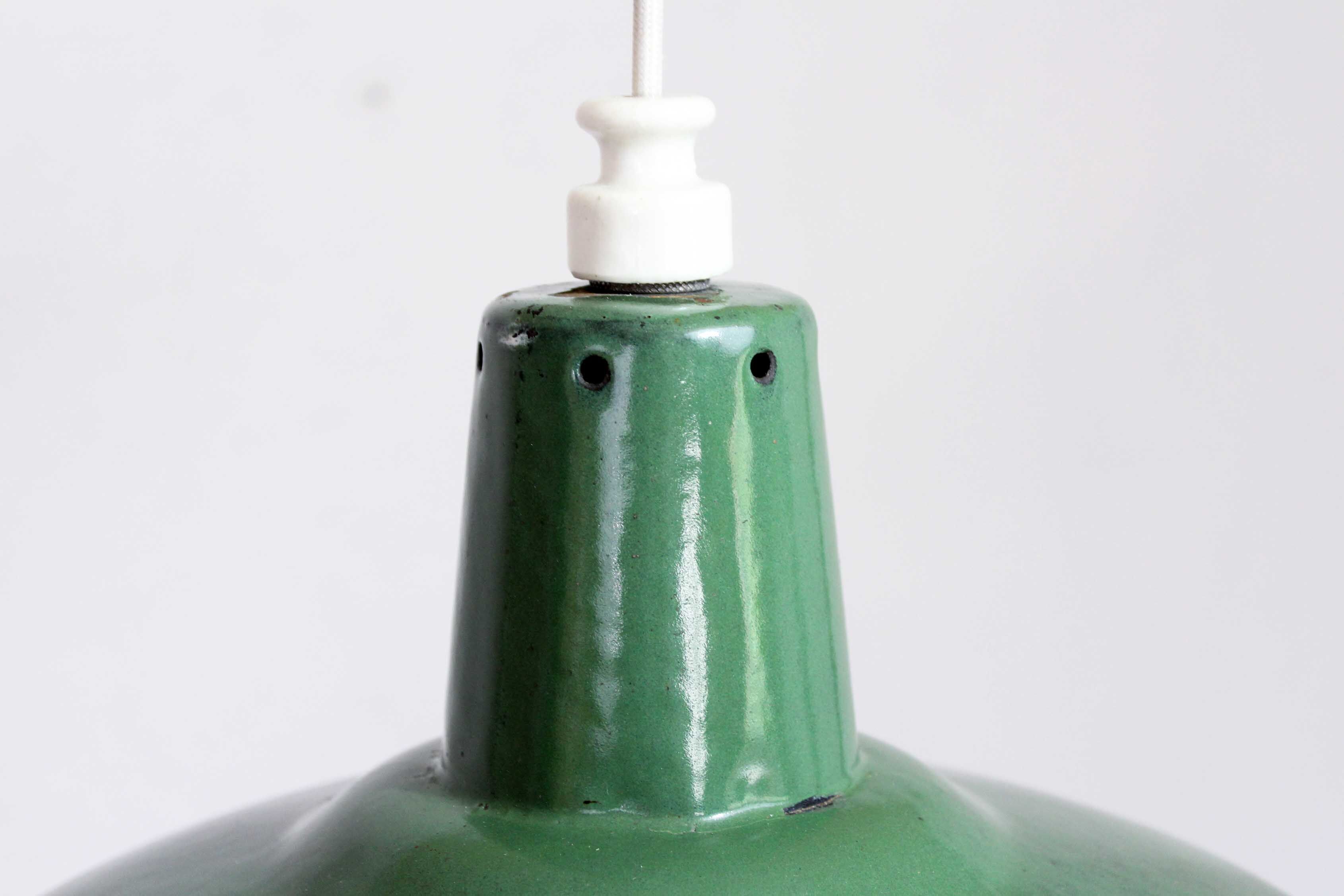 Suspension en métal émaillé verte