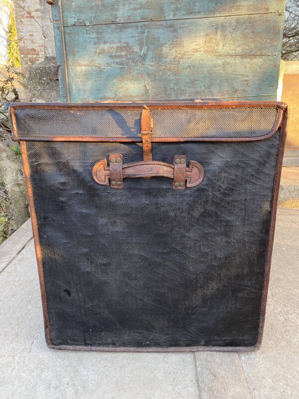 Malle de voyage hippomobile cuir Beaumont Paris
